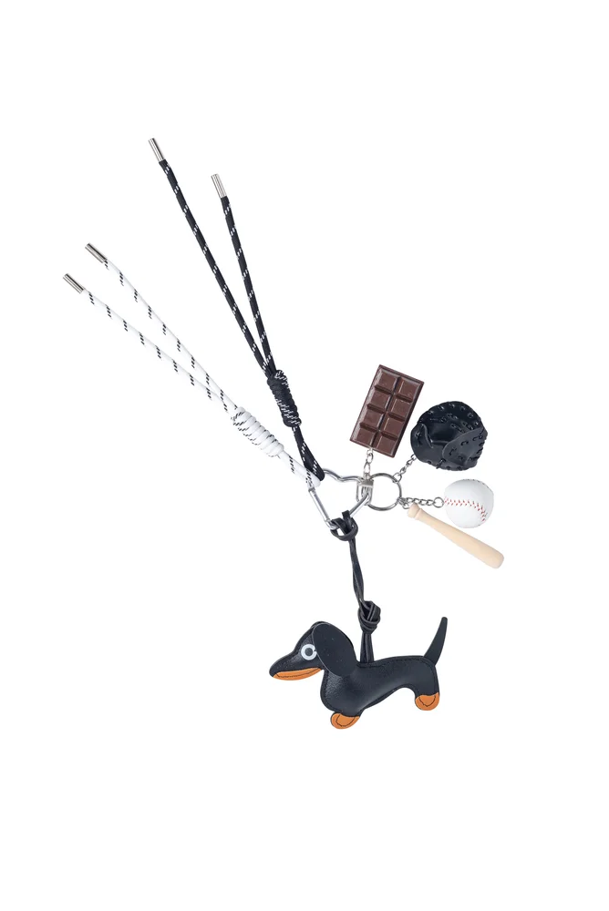 Bag charm med svart dachs og sporty detaljer v:2587430